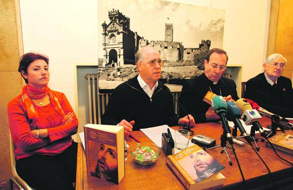 Pilar Ripa, Valentín Eguilaz, monseñor Francisco Pérez y Ángel Echauri (delegado de Misiones) en la presentación del libro '50 años de Misión Diocesana de Navarra 1958-2008. Una iglesia comprometida con los más pobres'